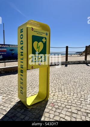 Defibrillatore per uso pubblico presso la spiaggia di Salema, Portogallo Foto Stock