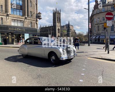 1954 Classic Jaguar Mark 7 in argento riproposto come auto da sposa in limousine con autista, con vista sul castello, in Hope Street, il West End e Princes Street, Edimburgo, Scozia Foto Stock