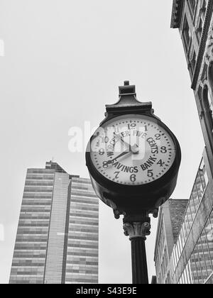 Orologio vecchio stile nel centro di Worcester, Massachusetts, USA. Moderno grattacielo in lontananza. Filtro bianco e nero. Foto Stock