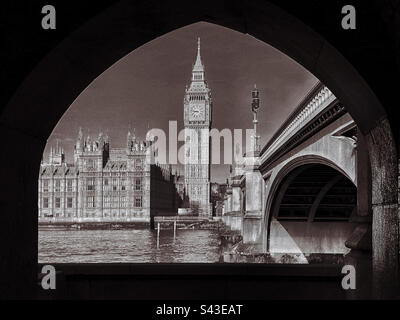 Un'immagine retrò del Big ben, delle Houses of Parliament e del Westminster Bridge a Londra, Inghilterra. Vista sull'arco dalla riva sud del Tamigi. Foto ©️ COLIN HOSKINS. Foto Stock