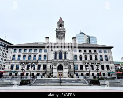 Municipio di Worcester a Worcester, Massachusetts, USA in un giorno nuvoloso di primavera. Filtro sbiadito. Centro Civico della città e luogo storico. Struttura italiana costruita nel 1898. Foto Stock