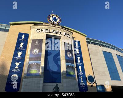 L'entrata principale dello stadio Stamford Bridge, sede della squadra di calcio Chelsea nella parte ovest di Londra. Chelsea gioca nella Premier League inglese. Foto Stock