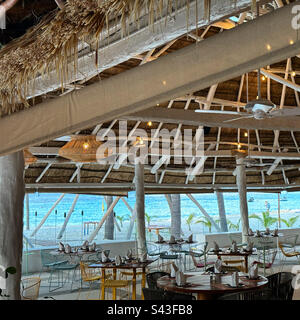 Gennaio, 2023, Un ristorante con vista sulla spiaggia, Intercontinental Presidente Cancun Resort, Hotel zone, Cancun, Quintana Roo, Penisola dello Yucatan, Messico Foto Stock