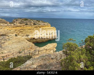 Vista sul mare con formazioni rocciose di arenaria in Algarve, Portogallo. Foto Stock