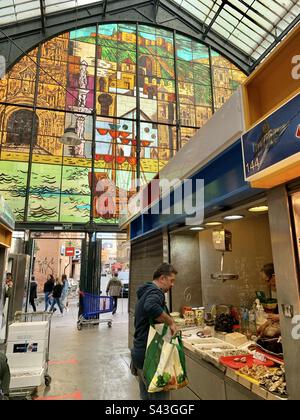 Mercato atarazanas di Malaga con vetrata colorata Foto Stock