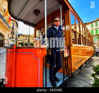 Il tranvía de Sóller o tram visto nel centro di Soller è un mezzo di trasporto pubblico per il porto dalle montagne e una storica attrazione turistica di per sé. I biglietti sono venduti a bordo. Foto Stock