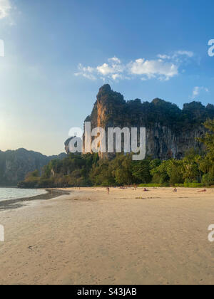 Tramonto panoramico sulla spiaggia di Railay nella provincia di Krabi, Thailandia. Foto Stock