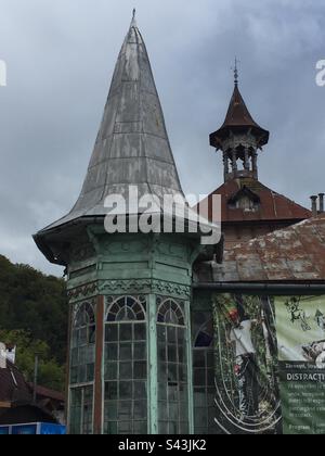 Caratteristiche architettoniche tradizionali a Bran, sede del Castello di Dracula, della Transilvania, dei Monti Carpazi, della Romania. Foto Stock