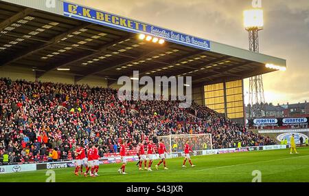 Barnsley contro Derby County - 25.2.23 - i giocatori di Barnsley festeggiano il loro gol 4th, segnato da Luke Thomas in tempo di infortunio per completare una vittoria 4-1 a Oakwell. Foto Stock