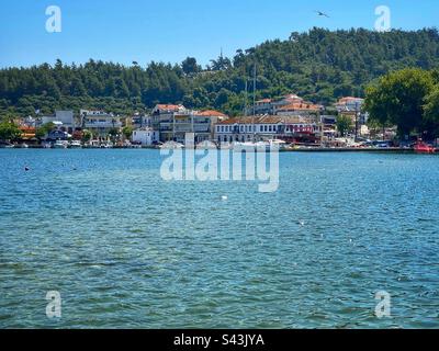 Vista sul mare della città di Limenas e del porto con montagne verdi sull'isola di Thassos in Grecia. Foto Stock