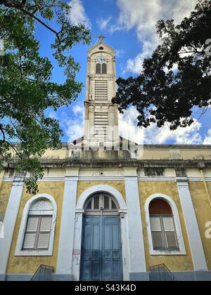 Vista posteriore della Cattedrale di San Paolo con il suo campanile. Foto scattata in Guadalupa nell'aprile 2023 Foto Stock