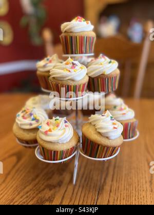 Cupcake su un supporto per cupcake Foto Stock