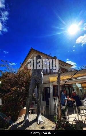 Statua violinista fuori da un caffè nella città vecchia di Alcudia Foto Stock