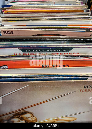Pila di dischi in vinile retro in buste Foto Stock