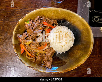 Bulgogi di manzo con riso visto dall'alto in un ristorante coreano. Foto Stock