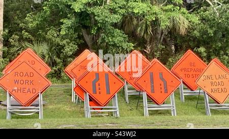 Un assortimento di segnali di sicurezza per la costruzione di strade Foto Stock