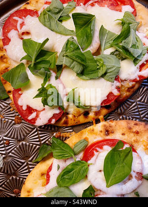 Primo piano di una pizza margarita fatta in casa su una teglia da forno in una cucina residenziale, 2023, USA Foto Stock