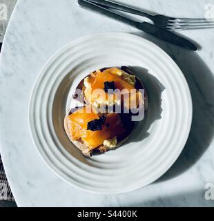 Salmone affumicato e uova strapazzate su pane tostato con caviale Foto Stock