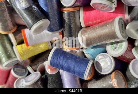 Un assortimento di bobine colorate di cotone in vendita in un mercato francese di strada Foto Stock