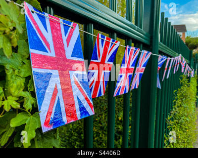 Unioni rosse, bianche e blu di Union Jack appesi a una recinzione. Foto Stock