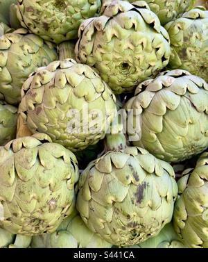 Carciofi a globo in vendita in un mercato di strada francese Foto Stock