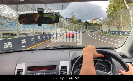 Donna che guida sull'Albert Park Grand Prix Circuit Melbourne Victoria Australia Foto Stock