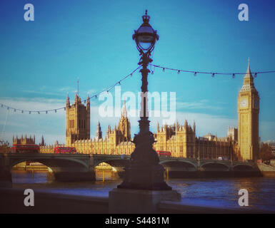 Una vista creativa e retrò del Westminster Bridge, del Big ben, della Elizabeth Tower e delle Houses of Parliament a Londra, Inghilterra, Regno Unito. Una vista iconica, molto di più con 3 autobus rossi di Londra! Foto©️CH Foto Stock