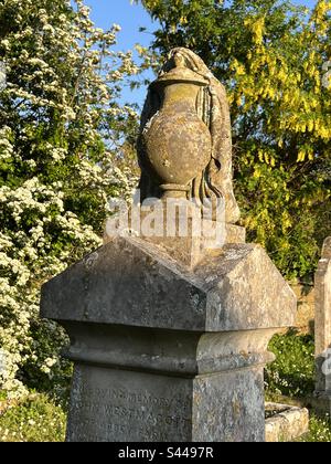 Primo piano dell'urna scolpita sulla cima di una lapide di un cimitero ornato, la chiesa di san Nicola, Abbotsbury, Dorset, Inghilterra Foto Stock