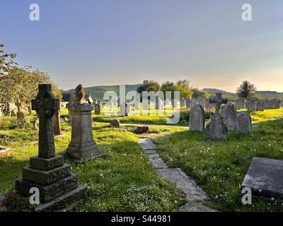 Tramonto nel cimitero della chiesa di san Nicola, Abbotsbury, Dorset, Inghilterra Foto Stock