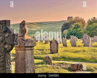 Tramonto morbido di pesche nel cimitero della chiesa di san Nicola con la cappella di santa Caterina sulla collina sullo sfondo, Abbotsbury, Dorset, Inghilterra Foto Stock