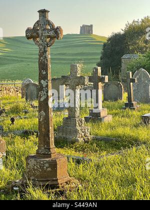 Idilliaco cimitero inglese al tramonto nella chiesa di san Nicola con la cappella di santa Caterina in lontananza sulla cima di una collina, Abbotsbury Dorset Inghilterra Foto Stock