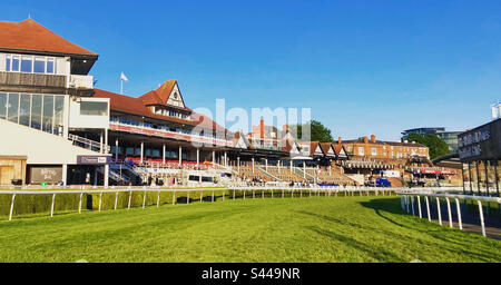 Chester racecourse al sole girato dalla pista Foto Stock