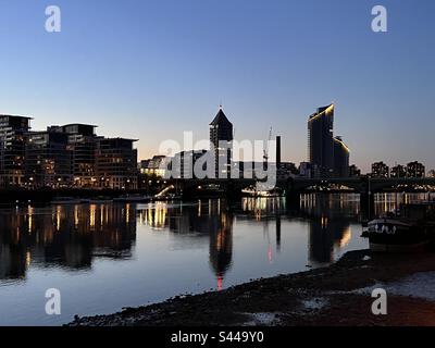 Tramonto sul Tamigi, porto di Chelsea, londra. Foto Stock