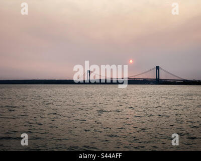 Tramonto sul ponte Verrazzano-Narrows a New York City Foto Stock