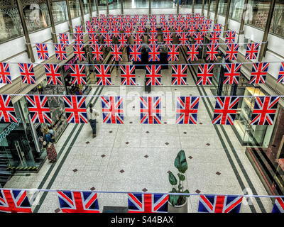 Union Jack Flags nel Glades Shopping Centre, Bromley per celebrare l'incoronazione di re Carlo III Foto Stock