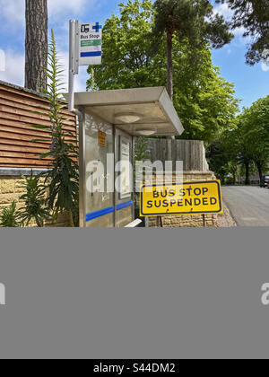 Un cartello che avverte che l'uso di una fermata dell'autobus a Weston-super-Mare, Regno Unito, è sospeso a causa di lavori stradali Foto Stock