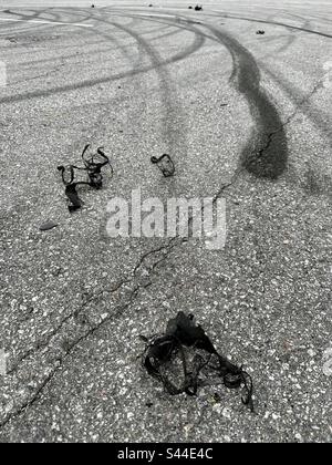 Marchi e pezzi di pneumatici per auto in un parcheggio Foto Stock