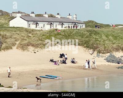 Matrimonio sulla spiaggia di Pilot’s Cove, Llandwyn Island, Newborough, Anglesey, Galles del Nord Foto Stock