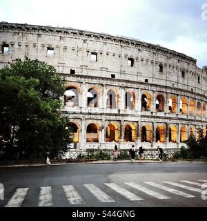 Colosseo, Roma, Italia - 22 maggio 2023: Persone che scattano fotografie vicino al Colosseo alla luce della prima sera. Foto Stock