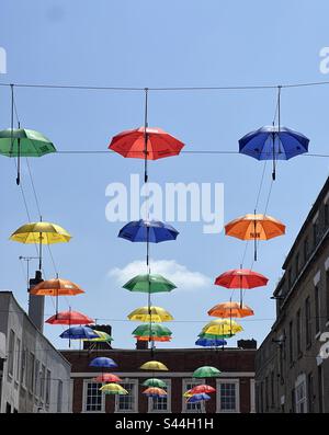 Ombrelloni dai colori vivaci che pendono sopra le strade di Newark Inghilterra Foto Stock