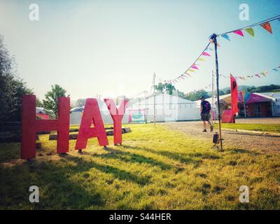 Una fotografia dell'entrata al Festival di Hay a Hay-on-Wye, Galles. Giorno 2 del festival, Venerdì 26 maggio 2023 Foto Stock