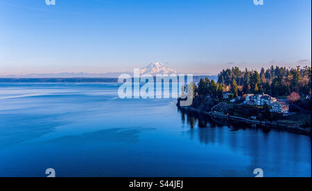 Mount Rainier e il Puget Sound a Olympia, Washington Foto Stock