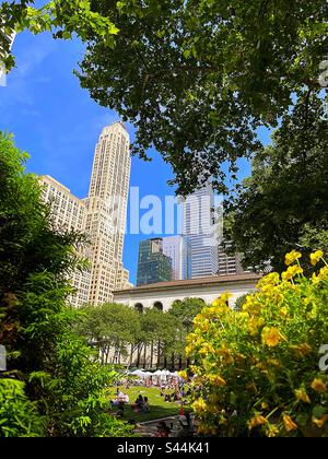 Bryant Park è un'oasi urbana situata dietro la filiale principale della biblioteca pubblica di New York a Midtown Manhattan, 2023, New York City, USA Foto Stock