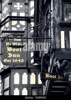 YE Olde Boot Inn, Chester, Regno Unito - immagine ravvicinata dello storico edificio medievale bianco e nero dei pub e delle insegne. Foto Stock