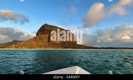 Le Morne Brabant visto dal mare a Mauritius. Foto Stock