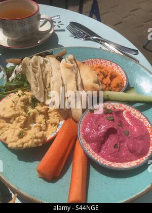 Humus di barbabietola con sedano, carote e pitta pane - tè verde Foto Stock