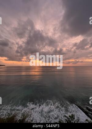 Nuvole al tramonto sulla spiaggia di Dreamland a Uliwatu, Bali Indonesia Foto Stock