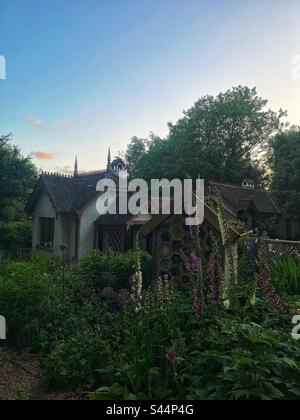 Duck Island Cottage, il pittoresco Lodge che serve come uffici del London Historic Parks and Gardens Trust in St James's Park ha una lunga storia che risale a secoli fa. Foto Stock