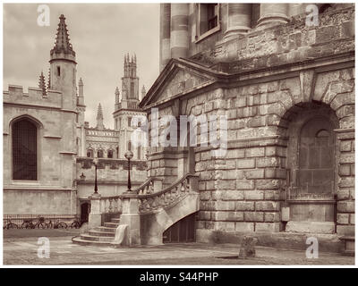 Una classica vista goduta da molti turisti alla città universitaria di Oxford in Inghilterra. Sulla destra si trova il Radcliffe Camera Building, sulla sinistra si trova All Souls College & Catte St. Foto ©️ COLIN HOSKINS. Foto Stock