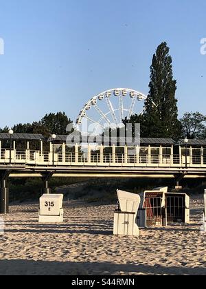 Parte della Seebrücke di Heringsdorf, sedie a sdraio e una grande ruota sul retro Foto Stock